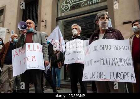 Florenz, Italien - 2020. Oktober 31: Menschen mit Plakaten und Plakaten auf öffentlicher Demonstration. Protest gegen die Einschränkung der Freiheiten während Covid-19 Stockfoto