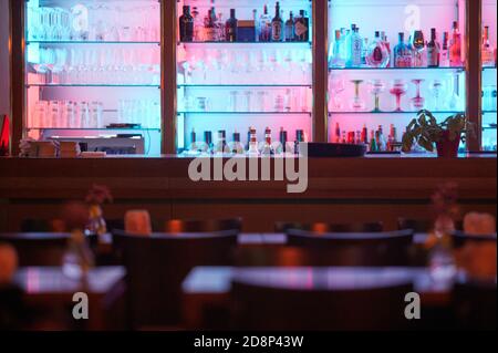 Köln, Deutschland. Oktober 2020. Blick von außen durch ein großes Fenster in eine leere Bar. Bundes- und Landesregierungen haben eine teilweise Sperrung ab kommenden Montag beschlossen. Dazu gehört auch die Schließung des Restaurants. Quelle: Henning Kaiser/dpa/Alamy Live News Stockfoto