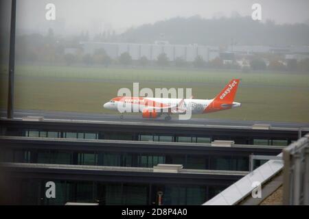 Schönefeld, Deutschland. Oktober 2020. Eröffnung des BER. Nach neun Jahren nach dem geplanten Starttermin im Jahr 2011 wurde der BER heute eröffnet. Gleichzeitig werden die ersten beiden Flugzeuge heute auf dem neuen Stadtflughafen landen. Ein Easyjet Airbus A320 brachte die ersten Passagiere in das neue Terminal in Schönefeld. Kurz darauf landete ein Lufthansa-Flugzeug aus München mit Gästen an Bord. (Foto: Simone Kuhlmey/Pacific Press) Quelle: Pacific Press Media Production Corp./Alamy Live News Quelle: Pacific Press Media Production Corp./Alamy Live News Stockfoto