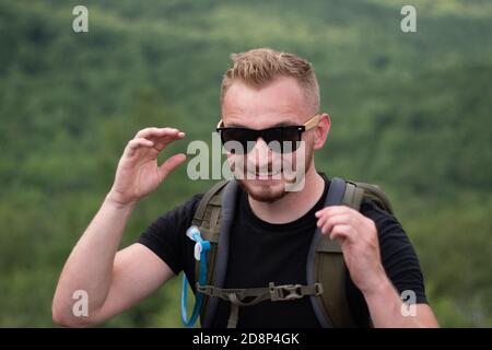 Outdoor-Mann mit Sonnenbrille Stockfoto