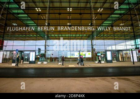 Außenansicht des Terminals 1 des neu eröffneten Flughafens Berlin Brandenburg International Airport (BER) oder Flughafen Berlin Brandenburg Willy Brandt. Stockfoto