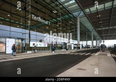 Außenansicht des Terminals 1 des neu eröffneten Flughafens Berlin Brandenburg International Airport (BER) oder Flughafen Berlin Brandenburg Willy Brandt. Stockfoto