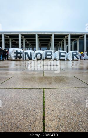 '#NOBER' wird als Klimaaktivist in Pinguin-Kostümen gegen die Eröffnung des neuen Flughafens Berlin Brandenburg International (BER) geschrieben. Stockfoto