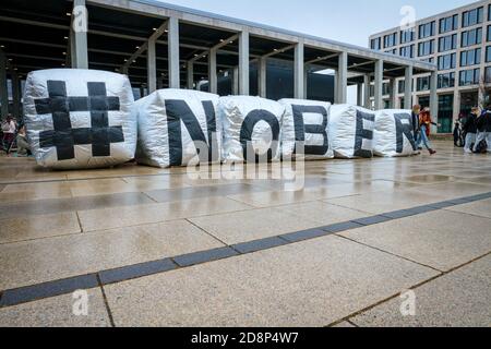 '#NOBER' wird als Klimaaktivist in Pinguin-Kostümen gegen die Eröffnung des neuen Flughafens Berlin Brandenburg International (BER) geschrieben. Stockfoto