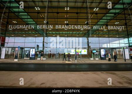 Außenansicht des Terminals 1 des neu eröffneten Flughafens Berlin Brandenburg International Airport (BER) oder Flughafen Berlin Brandenburg Willy Brandt. Stockfoto