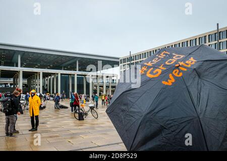 "kein Grad weiter" auf einem Schirm geschrieben, als Klimaaktivisten gegen die Eröffnung des neuen Flughafens Berlin Brandenburg protestieren. Stockfoto