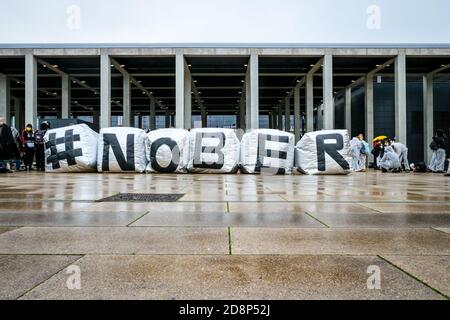 '#NOBER' wird als Klimaaktivist in Pinguin-Kostümen gegen die Eröffnung des neuen Flughafens Berlin Brandenburg International (BER) geschrieben. Stockfoto