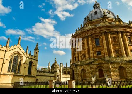 Die Radcliffe Camera ist eines der bekanntesten Gebäude in Oxford, England. Es ist jetzt ein Lesesaal der Bodleian Library. Stockfoto