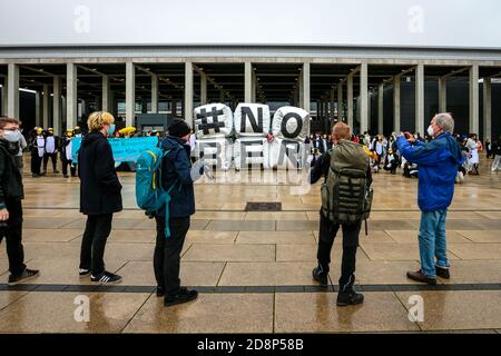 Fotografen fotografieren das Protestschild '#NOBER', während Klimaaktivist gegen die Eröffnung des neuen Flughafens Berlin Brandenburg International (BER) protestieren. Stockfoto