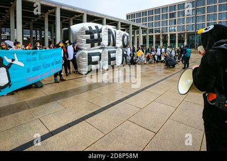 Protestor im Pinguin-Kostüm mit Megaphon am '#NOBER'-Schild als Klimaaktivist protestieren gegen die Eröffnung des Flughafens Berlin Brandenburg (ber). Stockfoto