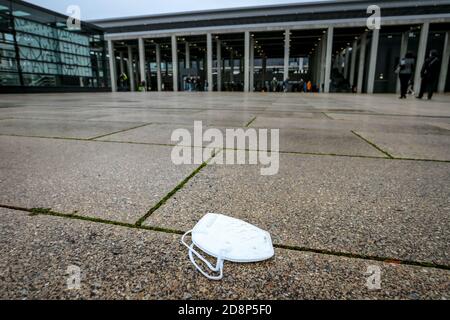 Berlin, 31. Oktober 2020: FFP2-Gesichtsmaske auf dem Boden vor dem neu eröffneten Flughafen Berlin Brandenburg (BER). Stockfoto