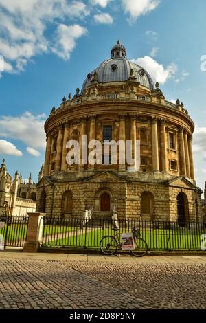 Die Radcliffe Camera ist eines der bekanntesten Gebäude in Oxford, England. Es ist jetzt ein Lesesaal der Bodleian Library. Stockfoto