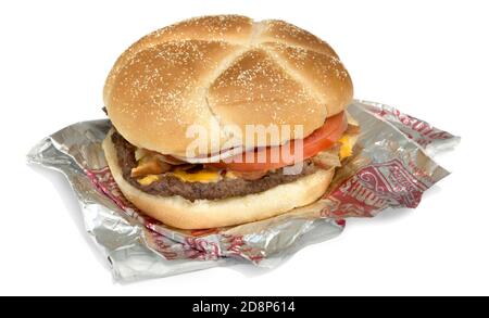 Wendys großer Speck klassischer Burger auf Wrapper fotografiert auf einem Weißer Hintergrund Stockfoto