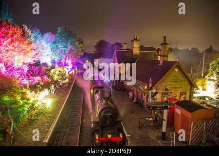 Arley, Großbritannien. Oktober 2020. An Bord der Halloween-Geisterzüge der Severn Valley Railway finden Ghoulish Goings-on statt. Von Kidderminster, Worcestershire, gibt es einen besonderen Nachtdienst für Seelen, die mutig genug sind, die dunkle Fahrt zu Unternehmen, um den lebenden Toten hier in Arley Station zu begegnen! Mit Passagieren sicher in ihren covid-sicheren Fächern versiegelt, SVR-Mitarbeiter sorgen dafür, dass der Halloween-Spaß noch in einem Land, das bald vor seiner zweiten nationalen Sperre aufgrund der Coronavirus-Pandemie. Kredit: Lee Hudson/Alamy Live Nachrichten Stockfoto