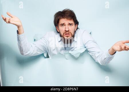 Ein Mann streicht mit den Händen im Hemd von Ein Büroleiter, der arbeitet Stockfoto