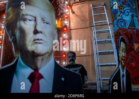 Moskau, Russland. 11. Oktober 2020 die Porträts von Donald Trump, XI Jinping und Joseph Stalin sind in voller Länge in der Nähe eines Eingangs eines Souvenirshops in der Arbat-Straße im Zentrum von Moskau, Russland, installiert Stockfoto