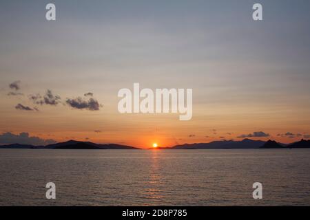 Stadt am Meer von Turgutreis und spektakuläre Sonnenuntergänge Stockfoto