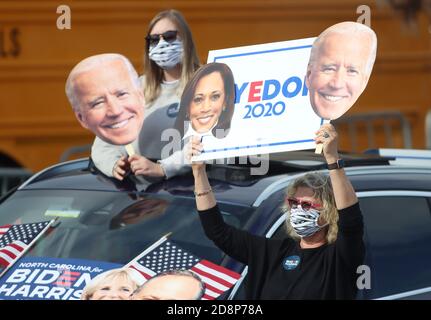 Greensboro, North Carolina, USA. Oktober 2020. Joe Biden Unterstützer beobachten, wie Dr. Jill Biden während einer ''˜Get Out the Vote Drive-in Rally' im Greensboro Coliseum in North Carolina spricht, wo sie Unterstützer ermutigte, früh nach der Veranstaltung zu wählen. Quelle: Bob Karp/ZUMA Wire/Alamy Live News Stockfoto