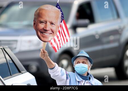 Greensboro, North Carolina, USA. Oktober 2020. Ein Joe Biden Unterstützer während einer ''˜Get Out the Vote Drive-in Rally' im Greensboro Coliseum in North Carolina, wo Dr. Jill Biden Unterstützer ermutigte, früh nach der Veranstaltung zu wählen. Quelle: Bob Karp/ZUMA Wire/Alamy Live News Stockfoto