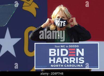 Greensboro, North Carolina, USA. Oktober 2020. Dr. JILL BIDEN zieht ihre Maske an, nachdem sie während einer ''˜Get Out the Vote Drive-in Rally' im Greensboro Coliseum in North Carolina gesprochen hat, wo sie die Anhänger dazu ermutigte, nach der Veranstaltung früh zu wählen. Quelle: Bob Karp/ZUMA Wire/Alamy Live News Stockfoto