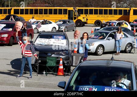 Greensboro, North Carolina, USA. Oktober 2020. Joe Biden Unterstützer während einer ''˜Get Out the Vote Drive-in Rally' im Greensboro Coliseum in North Carolina, wo Dr. Jill Biden Unterstützer ermutigte, früh nach der Veranstaltung zu wählen. Quelle: Bob Karp/ZUMA Wire/Alamy Live News Stockfoto