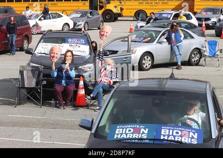 Greensboro, North Carolina, USA. Oktober 2020. Joe Biden Unterstützer während einer ''˜Get Out the Vote Drive-in Rally' im Greensboro Coliseum in North Carolina, wo Dr. Jill Biden Unterstützer ermutigte, früh nach der Veranstaltung zu wählen. Quelle: Bob Karp/ZUMA Wire/Alamy Live News Stockfoto