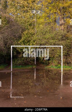 Fußball-Torpfosten auf einem Allwetterplatz, Tooting Common, London, England, Großbritannien Stockfoto