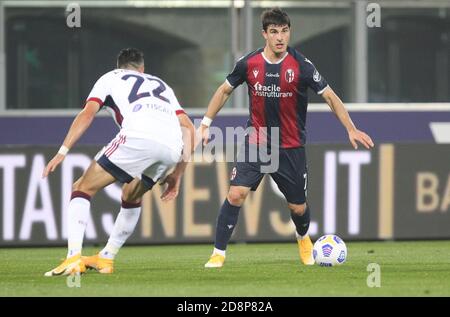 Bologna, Italien. Oktober 2020. Bologna Riccardo Orsolini (R) und Cagliari Charalampos Lykogiannis während der italienischen Serie A Fußballspiel Bologna FC gegen Cagliari Calcio im Renato Dall'Ara Stadion in Bologna, Italien, 31. Oktober 2020. - Foto Michele Nucci /LM Kredit: Unabhängige Fotoagentur/Alamy Live Nachrichten Stockfoto