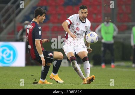 Bologna, Italien. Oktober 2020. Cagliari Charalampos Lykogiannis (R) und Bologna Riccardo Orsolini in Aktion während der italienischen Serie A Fußballspiel Bologna FC gegen Cagliari Calcio im Renato Dall'Ara Stadion in Bologna, Italien, 31. Oktober 2020. - Foto Michele Nucci /LM Kredit: Unabhängige Fotoagentur/Alamy Live Nachrichten Stockfoto