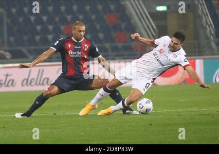 Bologna, Italien. Oktober 2020. Bologna Danilo Larangeira (L) und Cagliari Giovanni Simeone in Aktion während der italienischen Serie A Fußballspiel Bologna FC gegen Cagliari Calcio im Renato Dall'Ara Stadion in Bologna, Italien, 31. Oktober 2020. - Foto Michele Nucci /LM Kredit: Unabhängige Fotoagentur/Alamy Live Nachrichten Stockfoto