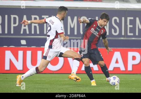 Bologna, Italien. Oktober 2020. Bologna Riccardo Orsolini (R) und Cagliari Charalampos Lykogiannis während der italienischen Serie A Fußballspiel Bologna FC gegen Cagliari Calcio im Renato Dall'Ara Stadion in Bologna, Italien, 31. Oktober 2020. - Foto Michele Nucci /LM Kredit: Unabhängige Fotoagentur/Alamy Live Nachrichten Stockfoto