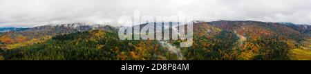 Landschaftlich reizvolle Herbstlandschaft. Schöne Berge und Wälder der Natur in ukrainischen Karpaten Stockfoto