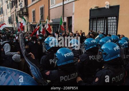 Demonstranten, die italienische Flaggen schwenken, stoßen während der Demonstration auf die Bereitschaftspolizei.Protest gegen die restriktionellen Maßnahmen der Regierung zur Eindämmung der Ausbreitung von COVID-19-Infektionen in Rom. Stockfoto