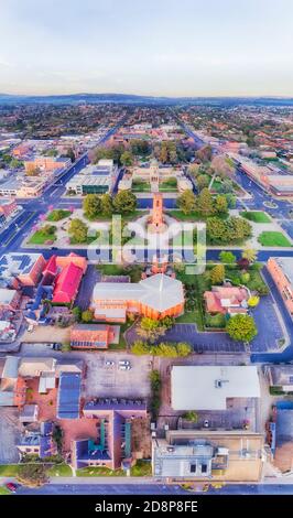 Bathurst City Downtown mit den wichtigsten lokalen Wahrzeichen in Aerival Panorama bis zum Mt Panorama Blick. Stockfoto