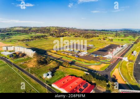 Voll Autorennen Kreis in Bathurst Stadt von Australien - Mt Panorama. Landschaftlich schöner Luftblick. Stockfoto