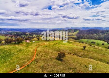 Dirt Road auf rotem Boden des australischen Outback Land mit Weidefarm in der Nähe Sofala Stadt im zentralen Westen in NSW. Stockfoto