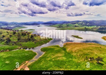 Landschaftlich schöner Lake WIndamere am Cudgegong Fluss über dem Damm zwischen Hügelketten - Luftbild. Stockfoto