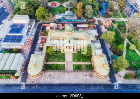 Historisches Gerichtsgebäude in Bathurst Stadt mit Machattie Park und regionalrat in Luftaufnahme von oben nach unten. Stockfoto