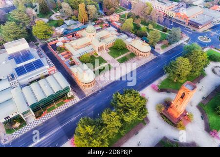 Innenstadt von Bathurst Stadt in Luftaufnahme von oben nach unten mit Gerichtsgebäude Palast und historischen Turm in Machattie Park. Stockfoto