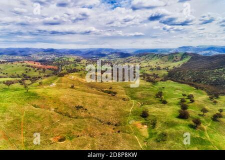 Grasende Ackerland auf Farmen im Central West NSW Hochland - Luftaufnahme über weite Tal und Hügelketten. Stockfoto