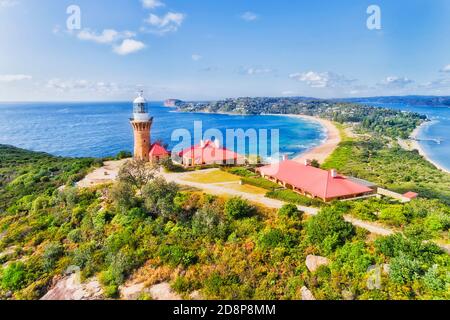 Hügelspitze von Barrenjoey Kopf der Sydney Pazifikküste mit dem Leuchtturm mit Blick auf Palmenstrand an einem sonnigen Tag. Stockfoto