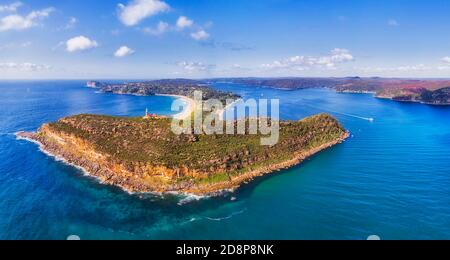 Landzunge von Barrenojey Kopf mit einem Leuchtturm bewacht gebrochene Bucht vom pazifischen Ozean. Stockfoto