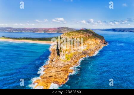 Malerische Sandsteinklippe von Barrenjjoey Kopf an Sydney pazifikküste Luftaufnahme vom offenen Pazifik. Stockfoto