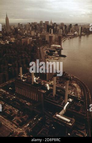 Blick Richtung Norden auf das Empire State Building von der 14th Street in Lower Manhattan. East River auf der rechten Seite Ca. 1973 Stockfoto