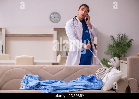 Männlicher Sanitäter, der Skelettpatient besucht Stockfoto