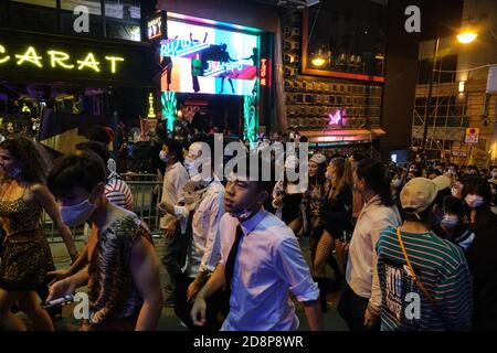 Nachtschwärmer nehmen an einer Halloween-Straßenparty in Lan Kwai Fong inmitten der Covid-19 Pandemie Teil. Stockfoto