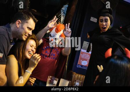 Nachtschwärmer nehmen an einer Halloween-Straßenparty in Lan Kwai Fong inmitten der Covid-19 Pandemie Teil. Stockfoto