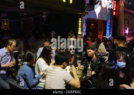 Nachtschwärmer nehmen an einer Halloween-Straßenparty in Lan Kwai Fong inmitten der Covid-19 Pandemie Teil. Stockfoto