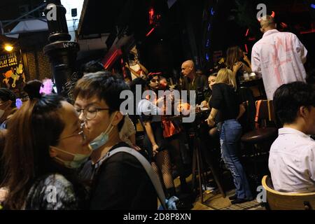 Nachtschwärmer nehmen an einer Halloween-Straßenparty in Lan Kwai Fong inmitten der Covid-19 Pandemie Teil. Stockfoto