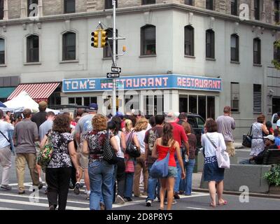 New York, NY, USA - 13. September 2008: Die Menschen gehen in Richtung Tom's Restaurant, das als Außenaufnahme für Monk's in der beliebten Sitcom Seinfel verwendet wurde Stockfoto